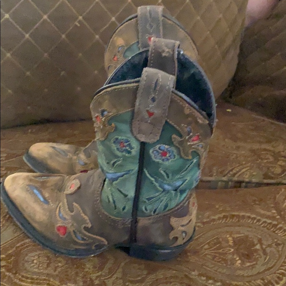 Girl’s cowboy boots